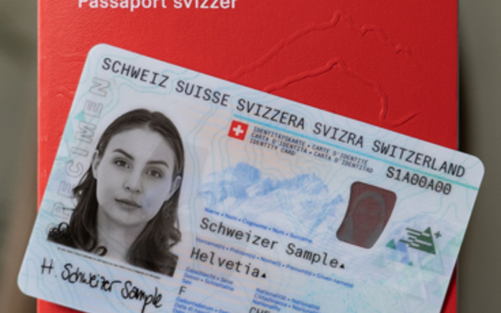 Identitätskarte und Pass